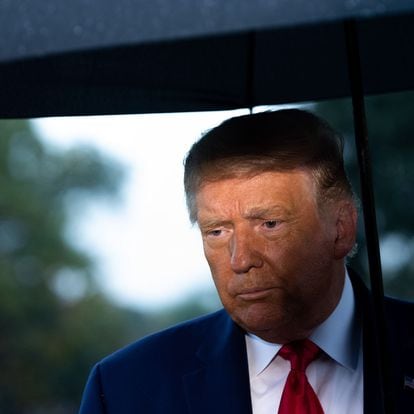 (FILES) In this file photo US President Donald Trump holds an umbrella as he speaks to the media under the rain prior to departing from the South Lawn of the White House in Washington, DC, September 17, 2020. - Hollywood's actors union launched disciplinary action against outgoing US President Donald Trump on January 18, 2021, which could lead to the former "Apprentice" star's expulsion. SAG-AFTRA "voted overwhelmingly to find probable cause of a violation" of its constitution by long-time member Trump, whose screen credits include "Home Alone 2."The guild's disciplinary committee will now examine Trump's role in the January 6 mob attack on the US Capitol. (Photo by SAUL LOEB / AFP)