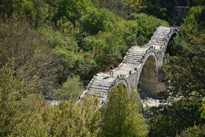 El puente de Kalogeriko, cerca de la ciudad de Kipoi (Grecia).