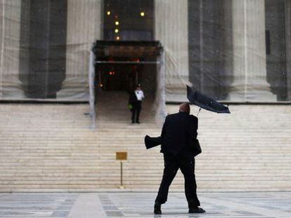 Un hombre pasa frente al Tribunal Supremo de EE UU, en Washington.