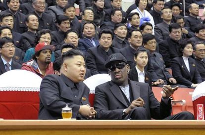 El l&iacute;der norcoreano Kim Jong-un, con la estrella del baloncesto Dennis Rodman, la semana pasada en un partido en Pyongyang.