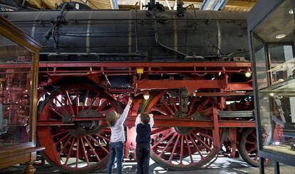 Dos niños ante uno de los trenes antiguos expuestos en el Museo Alemán de la Tecnología, en Berlín.