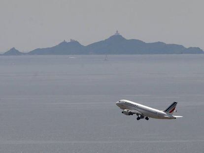 An Air France plane takes off from Ajaccio's Napoleon Bonaparte airport on June 7, 2019 in Ajaccio on the French Mediterranean island of Corsica. - Air France announced that it will cancel several flights including those between the French capital Paris and Ajaccio blaming intense competition from high-speed rail and low-cost airlines. The airline is planning to cut its short-haul capacity by 15% including a number of domestic flights it currently offers. (Photo by PASCAL POCHARD-CASABIANCA / AFP)