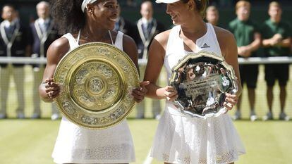 Williams y Muguruza posan con sus respectivos trofeos tras la final de Wimbledon de 2015.
