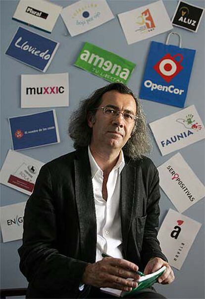 Fernando Beltrán, delante de algunos de los nombres creados por él para diferentes empresas.
