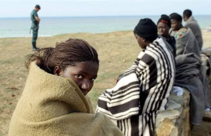 Un grupo de mujeres subsaharianas esperan su traslado tras ser detenidas en la playa de Bolonia (Cádiz).