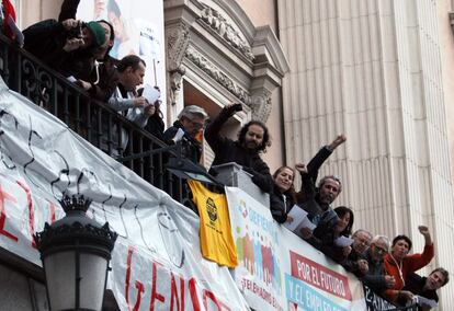 Una veintena de actores ha tomado el Teatro Español y ha desplegado una pancarta desde la fachada que da a la plaza de Santa Ana en apoyo a la huelga general del 14N. El grupo de actores, entre los que se encuentran Willy Toledo y Alberto San Juan, ha logrado acceder a la balconada del teatro desde el denominado Salón de Té donde ha colgado una pancarta de unos doce metros de longitud en la que se lee: "Trabajadoras del espectáculo en la lucha. Huelga general".