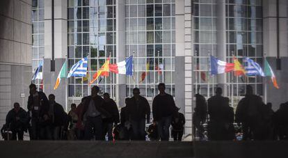 Transe&uacute;ntes ante uno de los edificios de la UE en Bruselas.