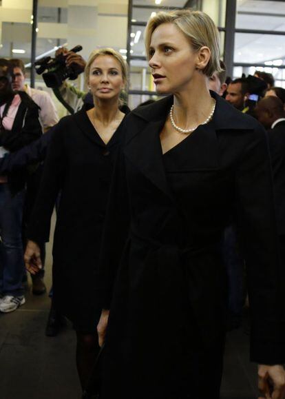 Corinna zu Sayn-Wittgenstein (i) acompaña a la princesa Charlene de Mónaco (d) a su llegada al funeral de Nelson Mandela en Johannesburgo (Sudáfrica).