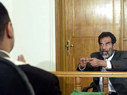 Sadam Husein se dirige al juez que le leyó los cargos en Camp Victory, una base estadounidense instalada en un antiguo palacio del dictador cercano a Bagdad.