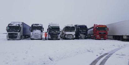 Camioneros estacionados en Minglanilla (Cuenca) ante la imposibilidad de seguir circulando por la nevada.