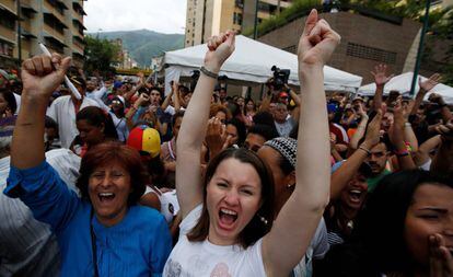 Venezolanos celebran en Caracas haber logrado las firmas necesarias para iniciar el proceso de revocatorio contra Maduro