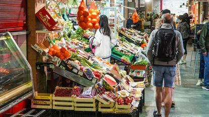 Puesto de frutas y verduras en un mercado.