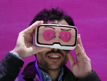 A man tests the &#039;Zeiss VR One&#039; virtual reality glasses during the Mobile World Congress in Barcelona, Spain February 25, 2016. REUTERS/Albert Gea      TPX IMAGES OF THE DAY     