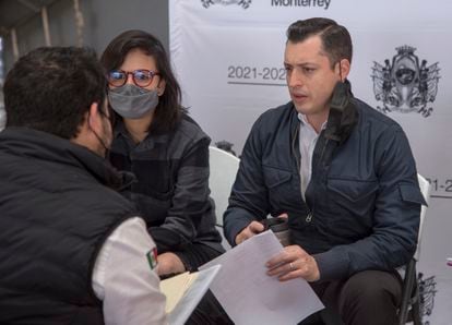  Luis Donado Colosio atiende a un ciudadano durante las jornadas de trabajo en el Gobierno de Monterrey. 