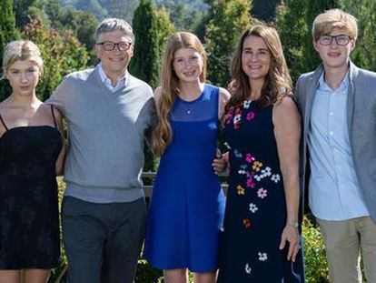 Bill y Melinda Gates con sus tres hijos, Phoebe, Jennifer y Rory, en noviembre de 2019.