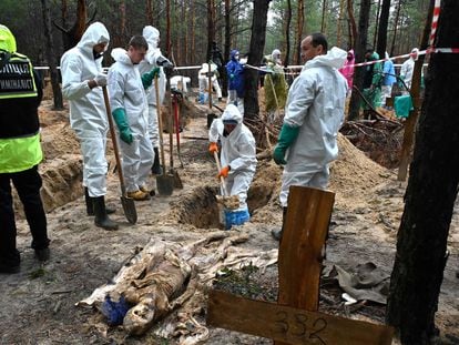 Un grupo de investigadores exhumaban el viernes un cuerpo en Izium, una de las zonas del este de Ucrania recuperadas por Kiev en su contraofensiva.