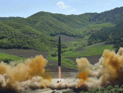 Foto distribuida el 4 de julio por el Gobierno de Corea del Norte muestra lo que supuestamente es un misil intercontinental. En el vídeo, el primer ministro de Japón, Shinzo Abe.