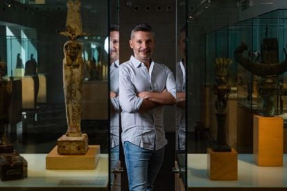 El escritor Luis Melgar retratado el pasado viernes en el Museo Egipcio de Barcelona.