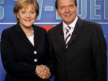 Gerhard Schröder estrecha la mano de su contrincante democristiana, Angela Merkel, antes de las elecciones.