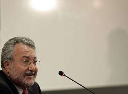 Bernat Soria, en la conferencia de prensa en la que confirmó en Sevilla su nombramiento como ministro de Sanidad.