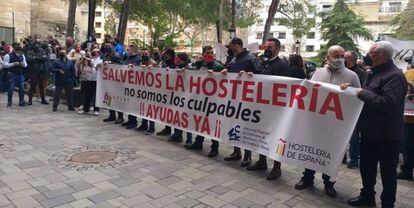 Hosteleros de Toledo y Albacete pidiendo ayudas directas por el cierre de sus negocios. 
