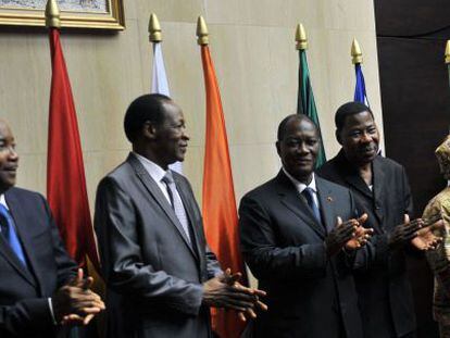 Los presidentes africanos tras la reuni&oacute;n de urgencia en el aeropuerto de Abiy&aacute;n.