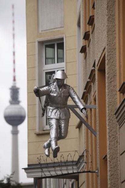 Escultura de un soldado saltando el Muro de Berlín en Bernauerstrasse.
