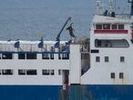 Una grúa descarga un ternero muerto del buque Elbeik en Cartagena.