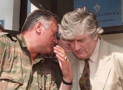 Mladic (izquierda) y Karadzic, acusados de genocidio y crímenes de guerra, cuchichean cerca del feudo serbobosnio de Pale, en agosto de 1993.