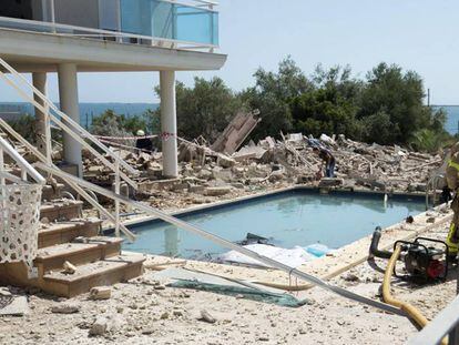 Equipos de emergencia trabajan en la vivienda de Alcanar, donde tenían su base los terroristas.