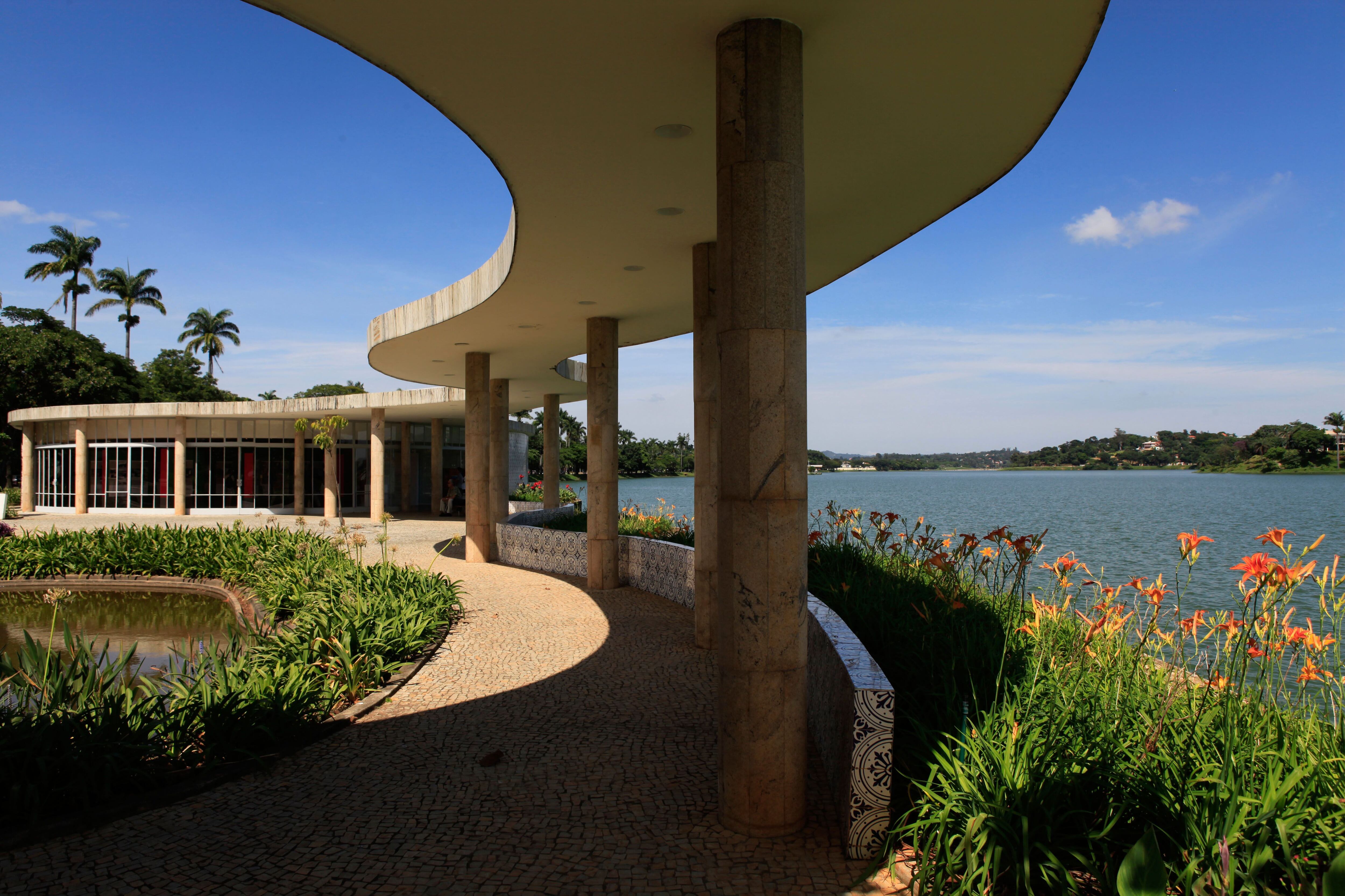 El jardín del lago Pampulha lake, proyectado por Oscar Niemeyer y Burle Marx.