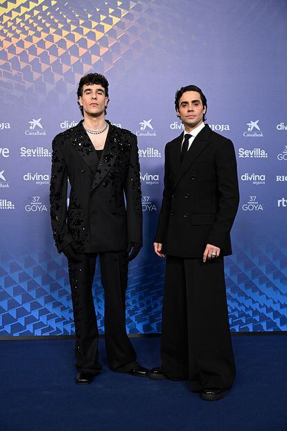 Javier Calvo y Javier Ambrossi mostraron otras visiones del clásico traje negro: con bordados el primero y con pantalón ancho el segundo.