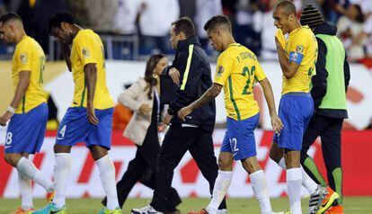 Varios jugadores brasile&ntilde;os, tras la eliminaci&oacute;n de la Copa Am&eacute;rica.
