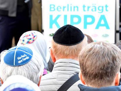 Manifestantes con kipá en Berlín el 25 de abril de 2018. 