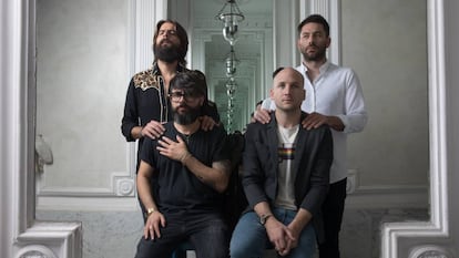 Los integrantes de Viva Suecia (de izq. a dcha. Alberto Cantúa, Jess Fabric, Fernando Campillo y Rafa Val) en el edificio del sello Subterfuge, en Madrid. En vídeo, la entrevista con la banda.