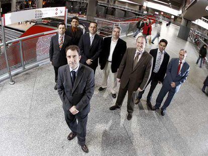 Lucas Calzado, director de Cercanías Madrid, delante de sus principales colaboradores, en la estación de tren de Atocha.