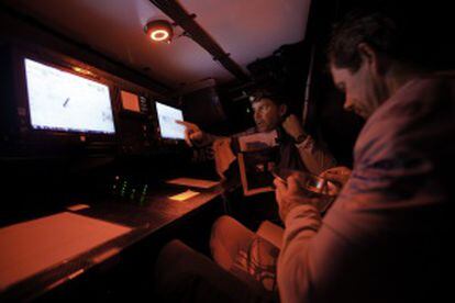 El patrón Ken Read y Brad Jackson en la estación de navegación a bordo del Puma Ocean Racing.