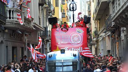 La plantilla del Girona FC celebra el ascenso de 2017 en las calles de la ciudad catalana.