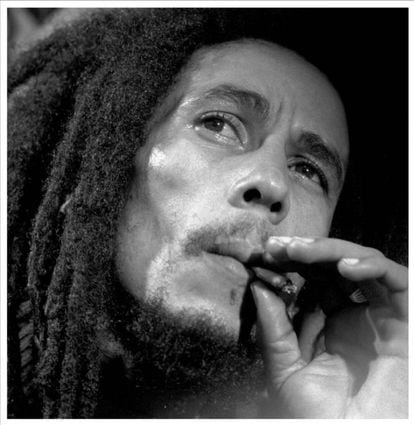 Cuando murió con solo 36 años, Bob Marley fue enterrado en su Jamaica natal como el icono mundial que era: en la colina más alta de su pueblo (Nine Mile), rodeado de amigos, familia y música. Algunos asistentes lo describieron, más que como un funeral, como un festival. En el féretro, junto al cuerpo del músico, se introdujo una guitarra. Y al final de la ceremonia, antes del entierro, su esposa Rita depositó unas hojas de marihuana.