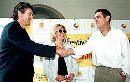 Oristrell (dcha.) estrecha la mano de su productor, Gerardo Herrero, en presencia de Cristina Rota.