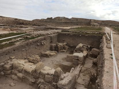 En primer término, excavación de una panadería romana en Ategua, y al fondo la acrópolis protohistórica.