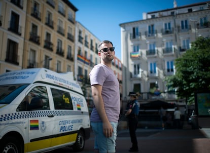 Ángel, que sufrió una agresión homófoba en un vagón de tren y decidió denunciarlo, en la plaza de Chueca este viernes.