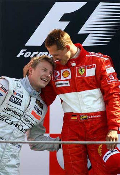 Schumacher bromea con Raikkonen en el podio.