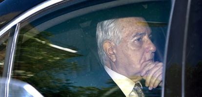 Carlos Dívar abandona en coche la sede del CGPJ después de dimitir.