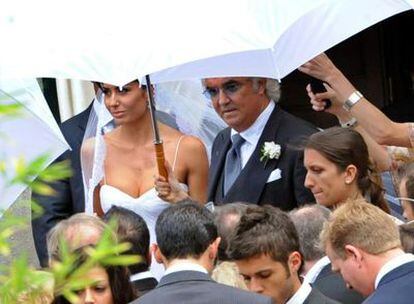 Flavio Briatore y Elisabetta Gregoraci tras casarse en la iglesia romana del Santo Espíritu de Sassia en junio de 2008