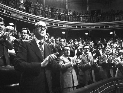 Sesi&oacute;n plenaria que debate el art&iacute;culo tercero del proyecto constitucional que se refiere a las lenguas espa&ntilde;olas. En primer t&eacute;rmino, Leopoldo Calvo Sotelo, detr&aacute;s Felipe Gonz&aacute;lez Marqu&eacute;z, a su izquierda Guerra, en julio de 1978.