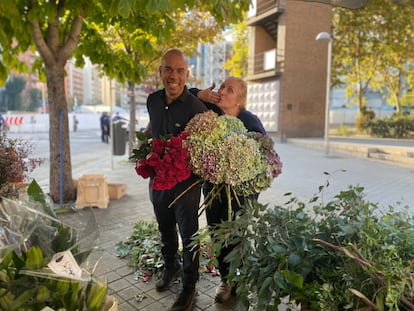 La dueña de Flores Pili Bernabéu, Pilar Alonso, y uno de sus empleados Diego Verón frente al estadio blanco.