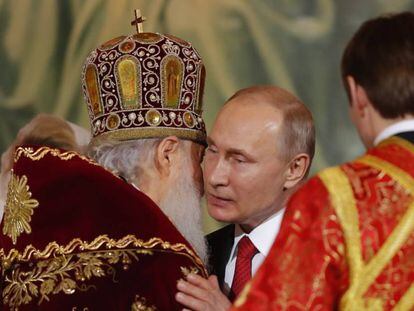 Putin abraza ayer al patriarca Kiril de Moscú tras el servicio religioso. 