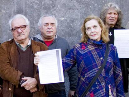 Escritores y artistas protestan ante el Ministerio de Educación, Cultura y Deporte en enero de 2016.