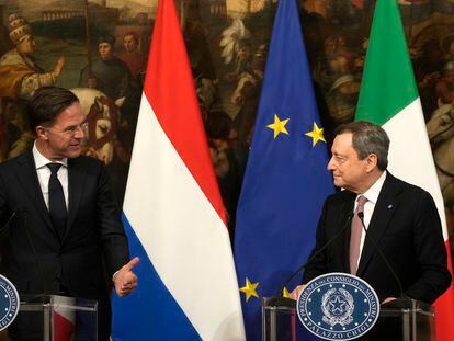 El primer ministro de Holanda, Mark Rutte, comparece con el de Italia, Mario Draghi, en una visita a Roma.